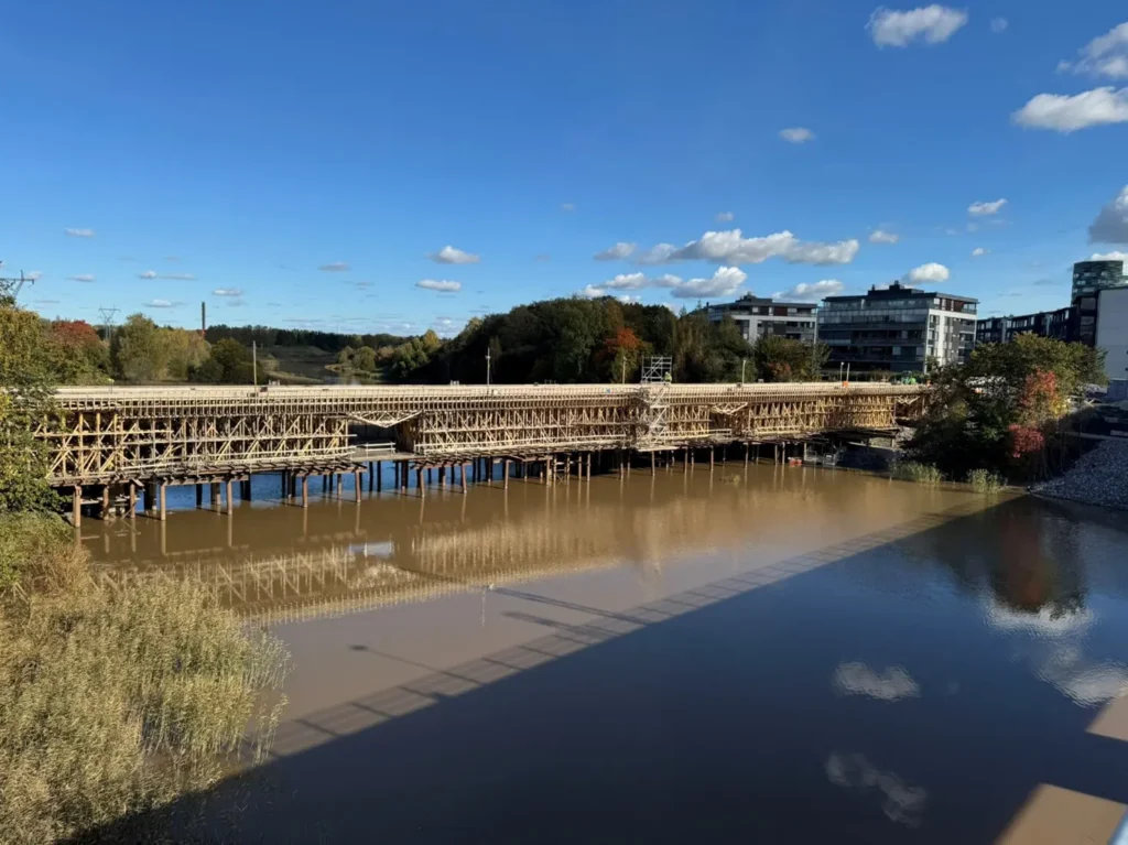 Uusi Raunistulan pyöräily- ja jalankulkusilta rakenteilla