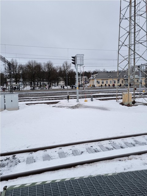 Eritasoratkaisun likimääräinen sijainti joko raiteiston yli tai ali